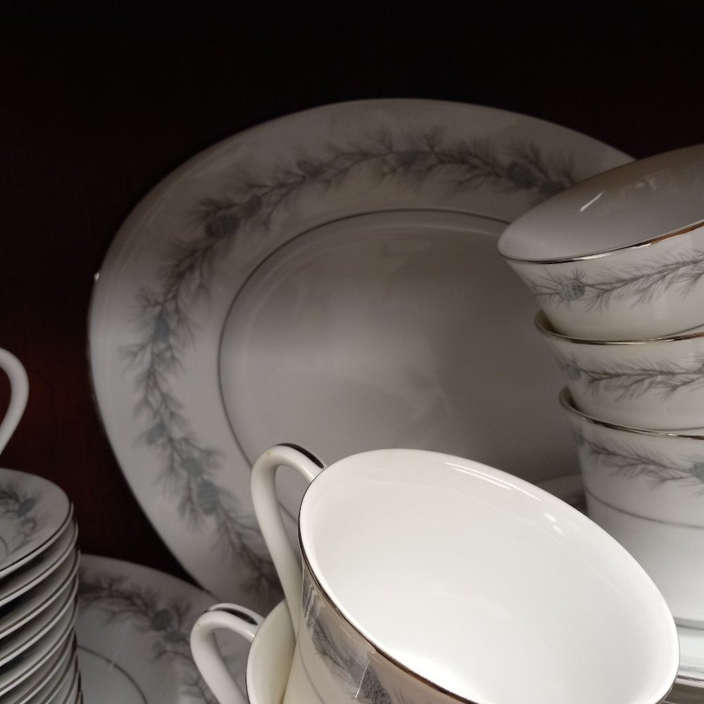 12plc setting Blue pinecone style house duchess pattern .925 silver trimmed